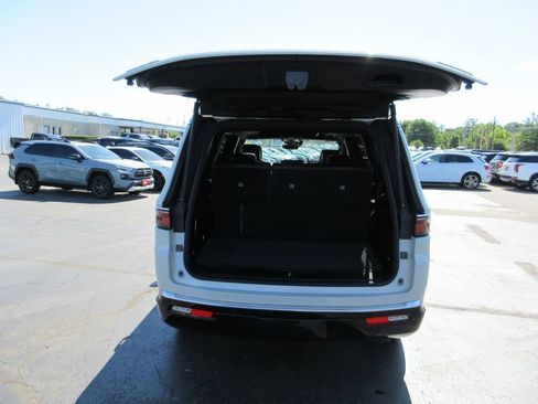 Used 2022 Jeep Wagoneer Series II w/ Premium Group I AWD/4WD image 8