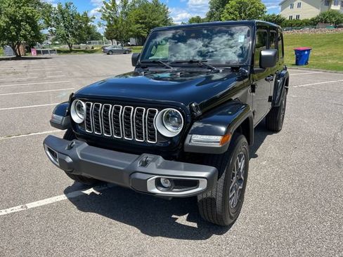Used 2025 Jeep Wrangler Unlimited Sahara AWD/4WD image 4