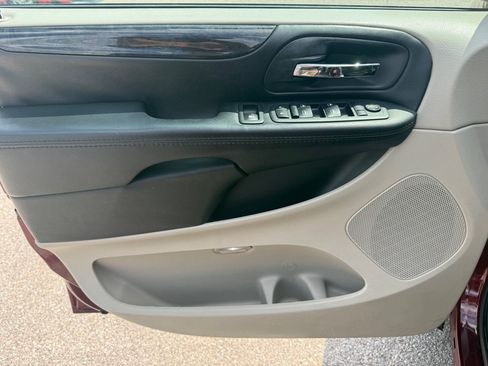 Used 2018 Dodge Grand Caravan SE w/ UConnect Hands-Free Group FWD image 13
