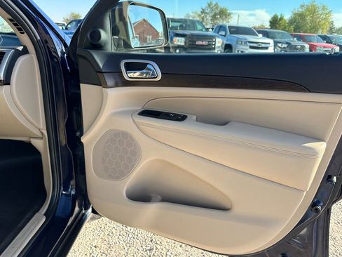Used 2017 Jeep Grand Cherokee Laredo w/ Quick Order Package 23E image 12