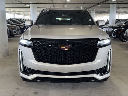Used 2021 Cadillac Escalade Premium Luxury AWD/4WD image 3