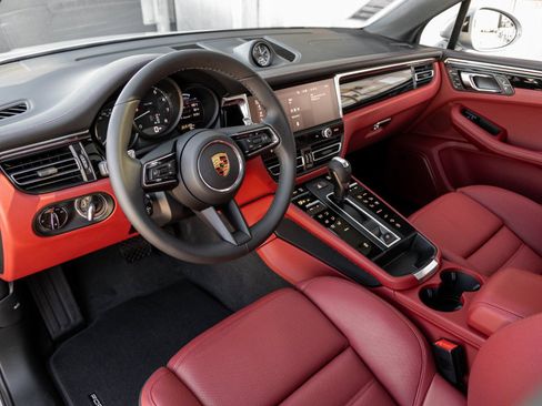 Certified 2026 Porsche Macan AWD/4WD image 4