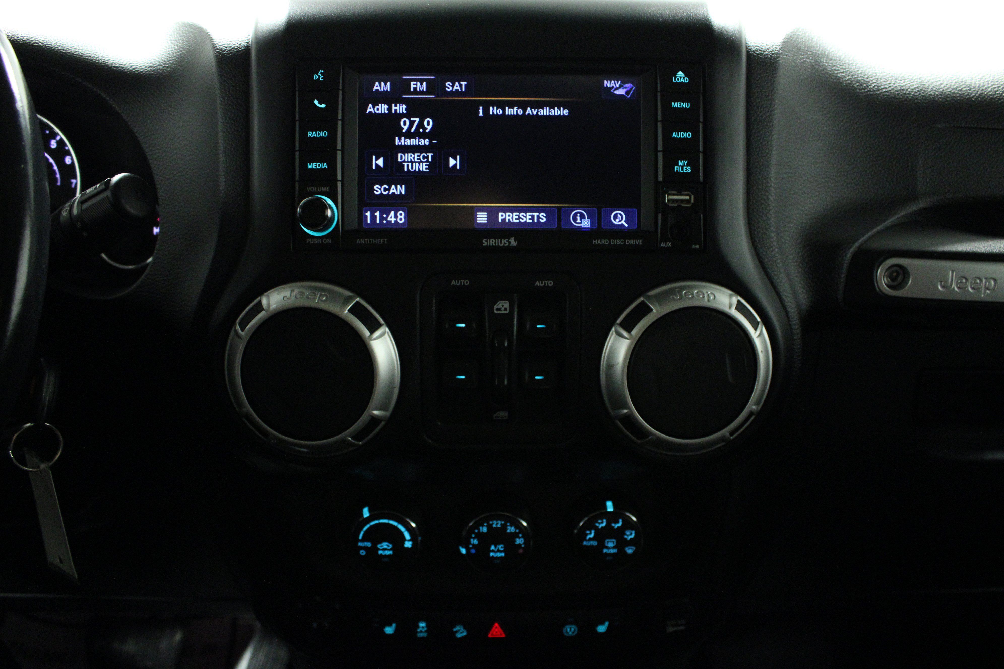 Used 2018 Jeep Wrangler Unlimited Sahara w/ Connectivity Group AWD/4WD image 22
