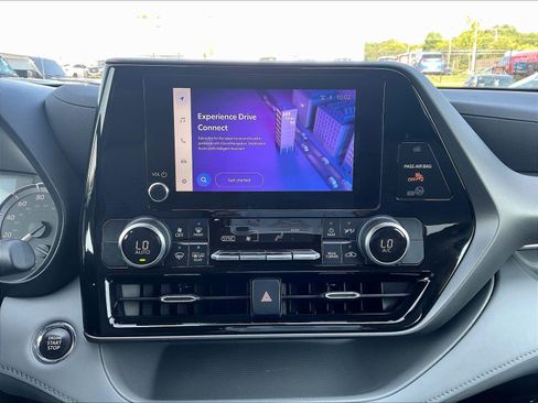Used 2023 Toyota Highlander LE FWD image 15