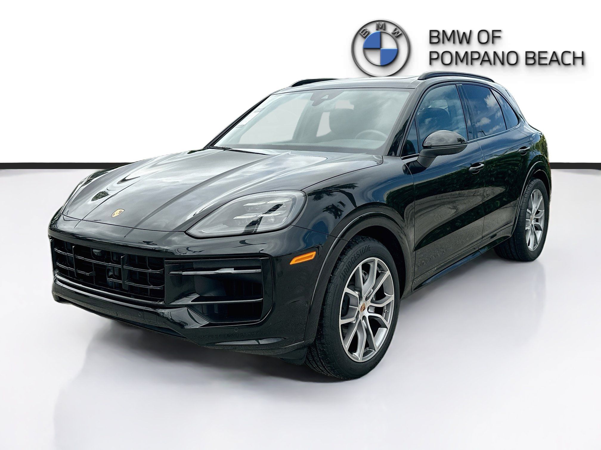 Used 2025 Porsche Cayenne AWD/4WD image 3