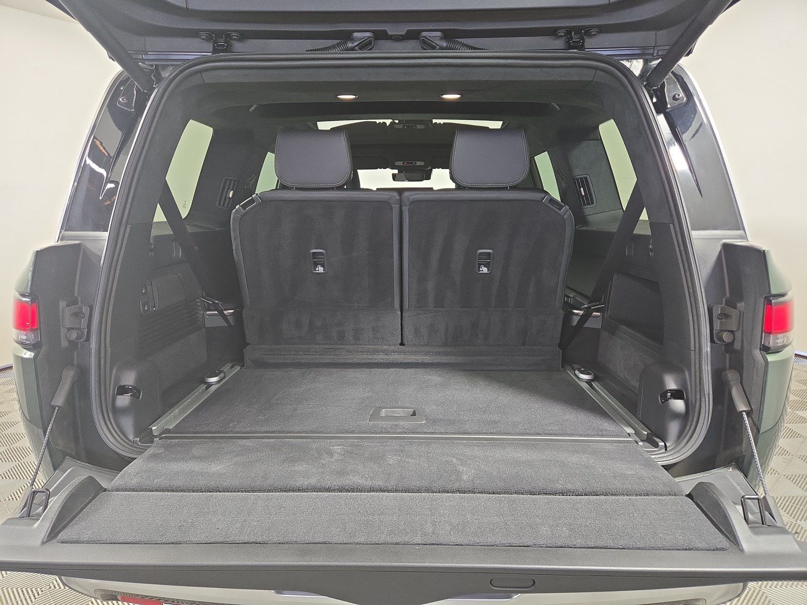 Used 2025 Rivian R1S Adventure Dual AWD/4WD image 15