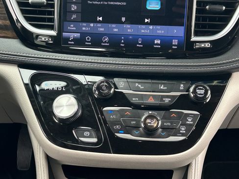 Used 2024 Chrysler Pacifica Limited FWD image 16