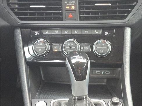 Used 2024 Volkswagen Jetta SE image 14