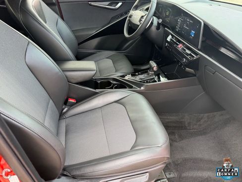 Used 2023 Kia Niro EX image 10