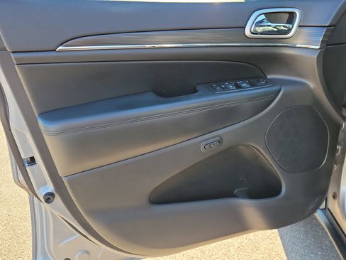 Used 2019 Jeep Grand Cherokee Limited image 21