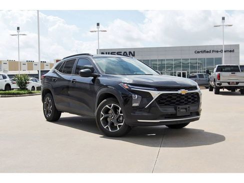 Used 2024 Chevrolet Trax LT w/ Driver Confidence Package image 1