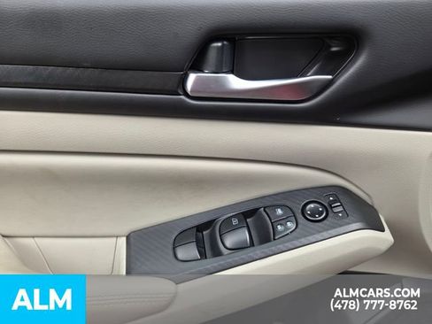 Used 2025 Nissan Altima 2.5 SV FWD image 11