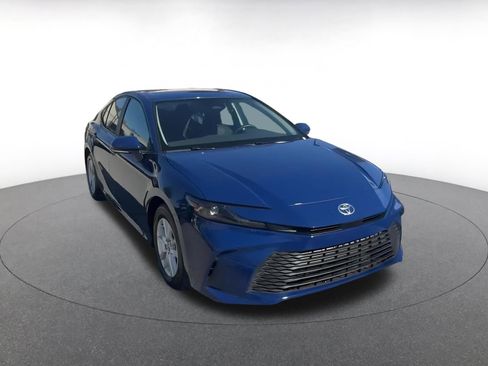 Used 2025 Toyota Camry LE image 3