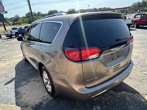 Used 2017 Chrysler Pacifica Limited FWD image 5
