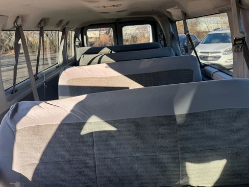 Used 2005 Ford E-350 and Econoline 350 XLT image 17