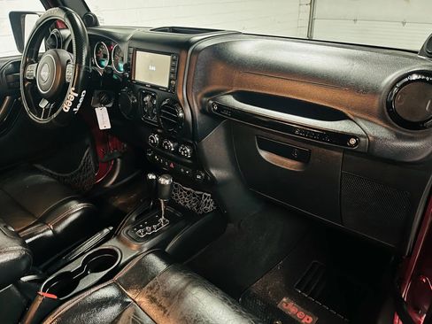 Used 2012 Jeep Wrangler Unlimited Sahara image 14