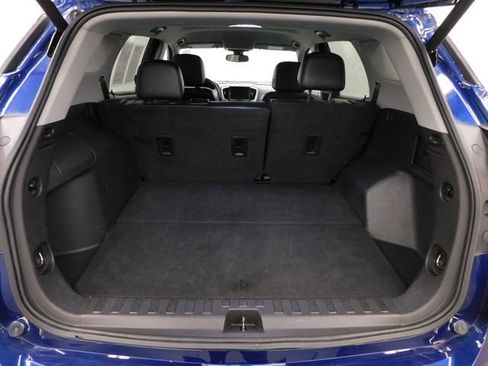 Used 2023 GMC Terrain SLT image 12