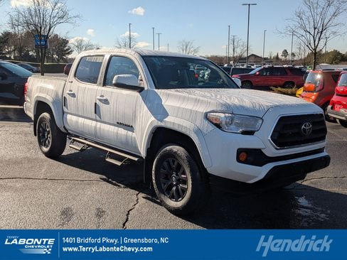 Used 2022 Toyota Tacoma SR5 w/ Technology Package image 1
