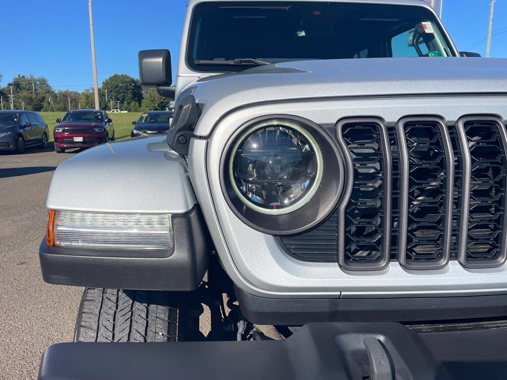 Used 2024 Jeep Gladiator Sport AWD/4WD image 19
