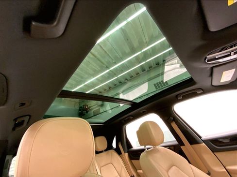 Used 2023 Porsche Cayenne Platinum Edition image 25