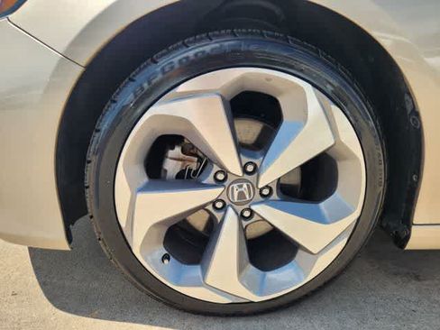 Used 2018 Honda Accord Touring image 7