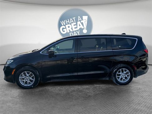 Used 2025 Chrysler Pacifica Select image 7