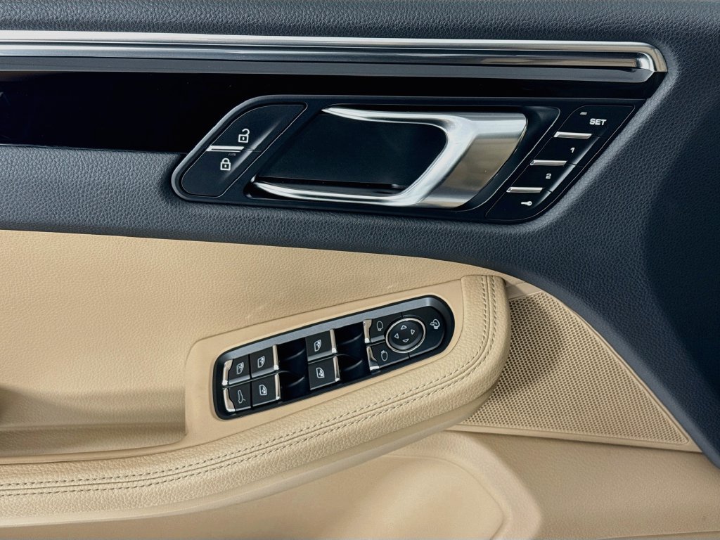 Certified 2025 Porsche Macan AWD/4WD image 11