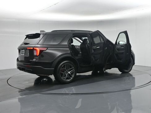 Used 2025 Ford Explorer ST-Line w/ ST-Line Street Pack image 6