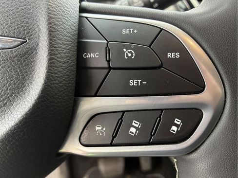 Used 2024 Chrysler Pacifica Touring-L FWD image 22