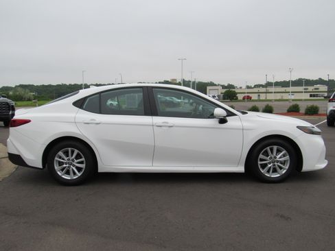 Used 2025 Toyota Camry LE FWD image 5