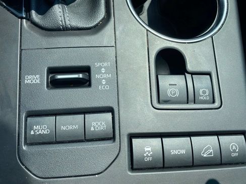 Used 2022 Toyota Highlander XLE AWD/4WD image 16