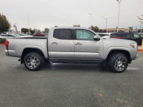 Used 2020 Toyota Tacoma SR5 image 3