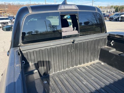 Used 2018 Toyota Tacoma TRD Sport image 25