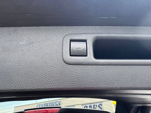 Used 2022 Toyota Highlander XLE AWD/4WD image 11