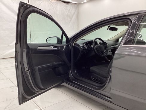 Used 2018 Ford Fusion SE w/ Fusion SE Technology Package image 16