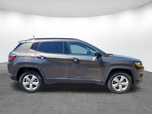 Used 2018 Jeep Compass Latitude AWD/4WD image 2