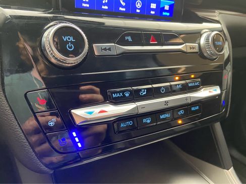 Used 2024 Ford Explorer Limited w/ Limited Technology Package image 34