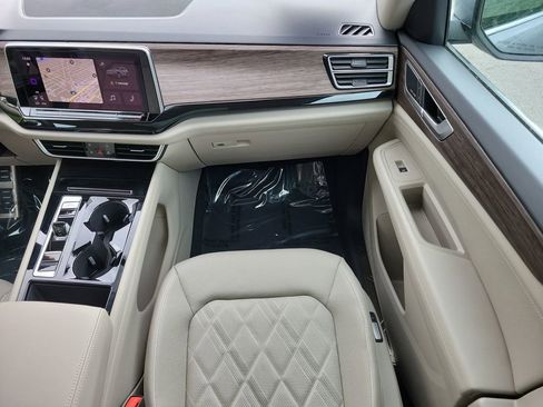 Certified 2025 Volkswagen Atlas SEL Premium R-Line image 18