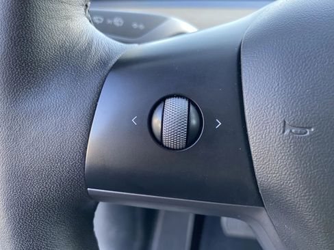 Used 2022 Tesla Model Y Long Range image 18