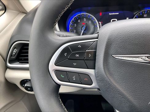 Used 2024 Chrysler Pacifica Touring-L image 22