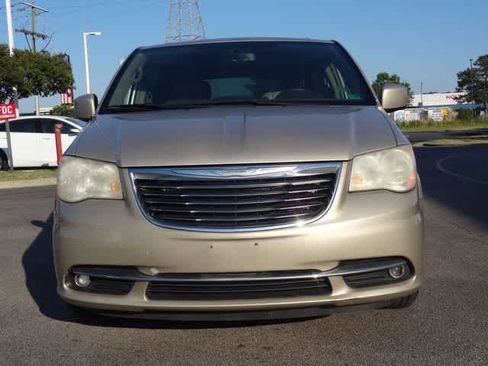 Used 2014 Chrysler Town & Country Touring FWD image 5