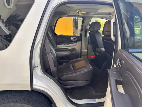 Used 2011 Cadillac Escalade Platinum image 24
