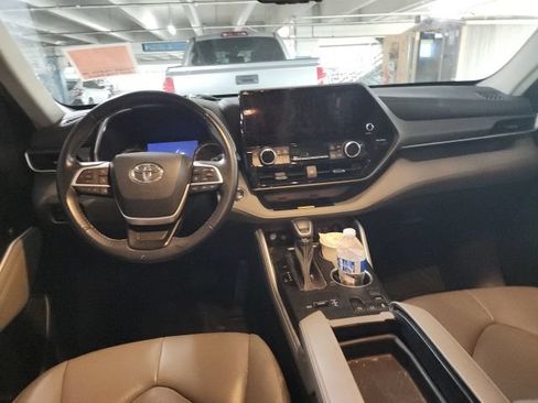 Used 2023 Toyota Highlander XLE FWD image 6