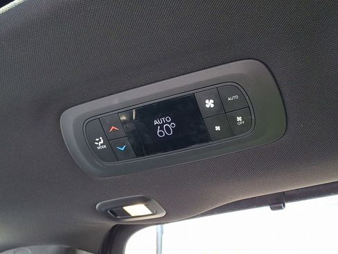 Used 2019 Chrysler Pacifica Limited FWD image 19