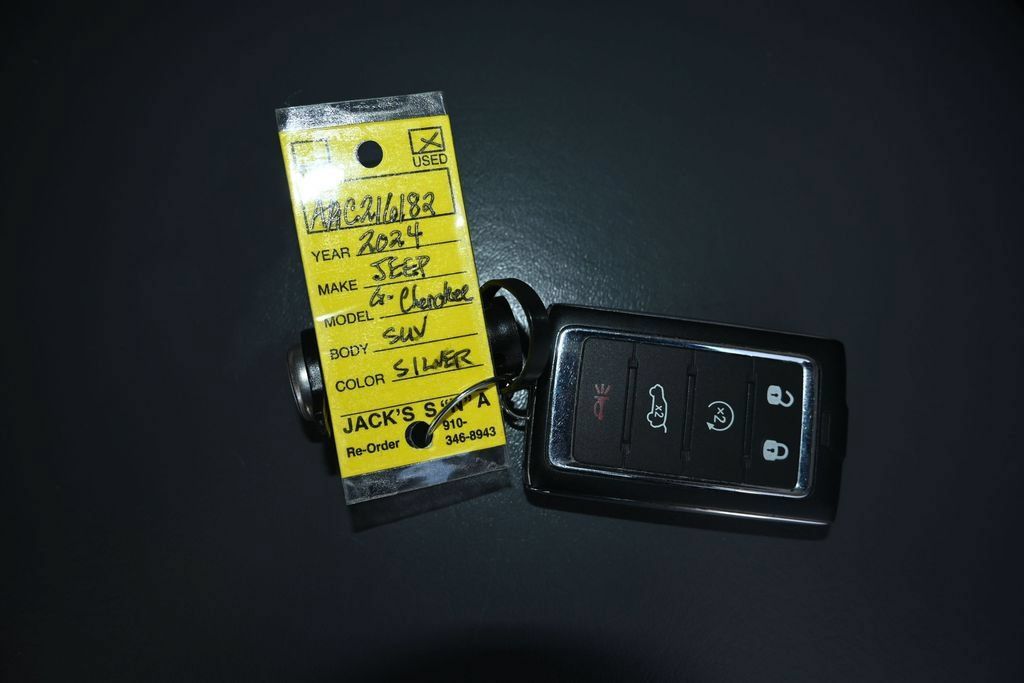 Used 2024 Jeep Grand Cherokee Altitude RWD image 31