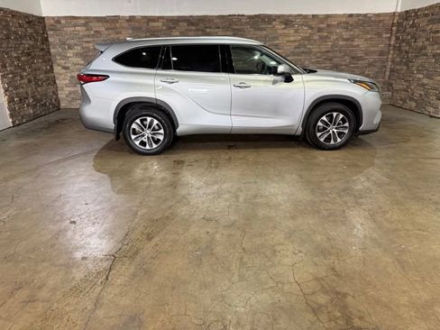 Used 2021 Toyota Highlander XLE AWD/4WD image 10