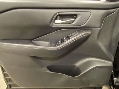 Used 2024 Nissan Rogue SV image 12