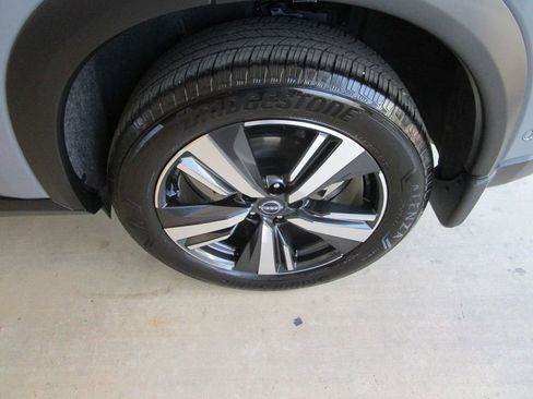 Used 2025 Nissan Rogue SL AWD/4WD image 11