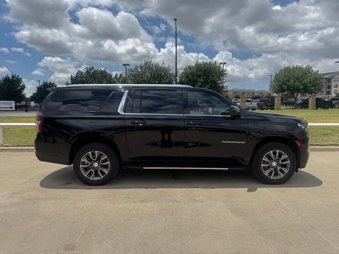 Used 2024 Chevrolet Suburban LT RWD image 3