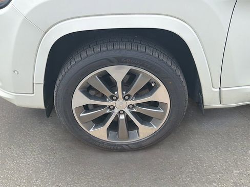 Used 2019 Jeep Cherokee Overland w/ Technology Group AWD/4WD image 38